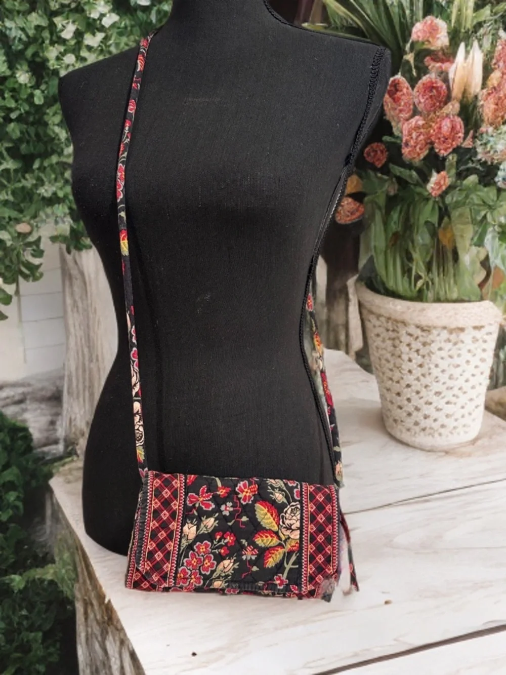 Vintage Vera Bradley Anastasia Floral Crossbody Black Red Roses Wallet Mini Bag - Picture 14 of 16